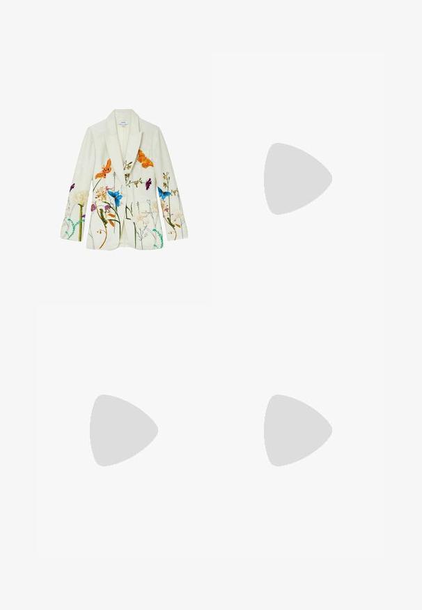 Crèmekleurige blazer met kleurrijke bloemen- en vlinderprints in oranje, blauw, paars en groen, met notch-revers en voorzakken.; Bloemen maxi jurk met een blauw-wit patroon, gedraaide bandjes en gelaagde ruches. Gemaakt van lichtgewicht stof met een vloeiende uitstraling.; Gouden sandalen met hakken en een platformontwerp, met een geknoopte textuur op de teenband en een smalle enkelband met een gesp.; Gevlochten strohandtas met grote donkere houten kraalhandgreep, bloemrijke haakwerkversieringen, pompons, strassteentjes en een gouden kettingriem.