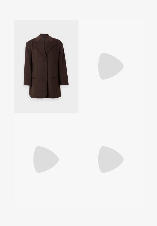 Σκούρο καφέ μονόκουμπο σακάκι με γιακά notch, τρία κουμπιά και τρεις μπροστινές τσέπες σε μονόχρωμο φόντο.; Μακρύ πλεκτό φόρεμα σε εκρού χρώμα με ριμπ λεπτομέρειες στα μανίκια και στο τελείωμα. Διαθέτει στρογγυλή λαιμόκοψη και άνετη εφαρμογή.; Μαύρη δερμάτινη μπότες αστραγάλου με στρογγυλή μύτη, τετράγωνη φτέρνα, πλαϊνό φερμουάρ και ραφές στη μύτη. Ομαλή υφή, κλασικός σχεδιασμός.; Καφέ δερμάτινη γυναικεία τσάντα με επάνω χειρολαβή και φαρδιά ράβδο ώμου, κλείσιμο με πτυσσόμενο καπάκι και μικρό ασημένιο λογότυπο στο μπροστινό μέρος.