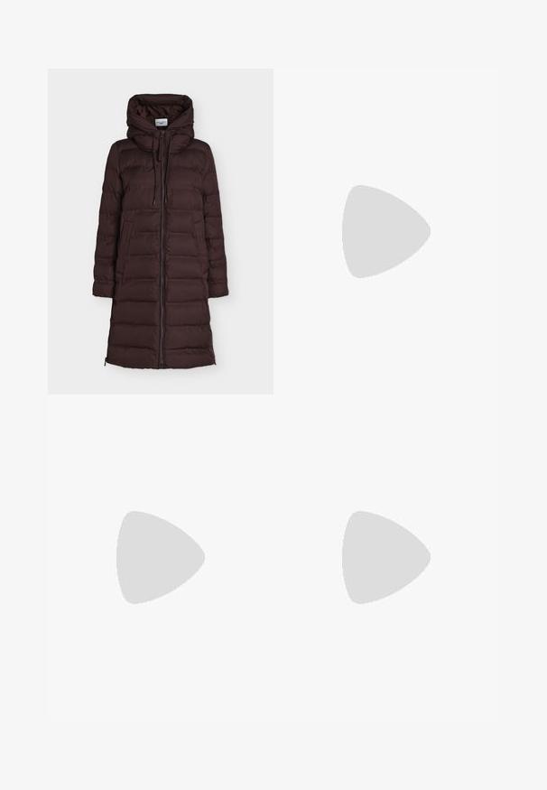 Lange donkerbruine donzen jas met capuchon, ritssluiting aan de voorkant, zijzakken en trekkoorddetail op een witte achtergrond.; Zwart lang shirt met ronde hals en rechte zoom, plat weergegeven tegen een effen witte achtergrond. Geen zichtbare patronen of logo's.; Zwarte skinny jeans gemaakt van denim; vijf-pocket ontwerp met een rits en knoopsluiting. Heeft een subtiele textuur en een schone, minimalistische stitching.; Zwarte enkellaars met een gladde, glanzende leren afwerking, een schuine blokhak en een aangesloten, elastische bovenzijde voor een gestroomlijnde uitstraling.