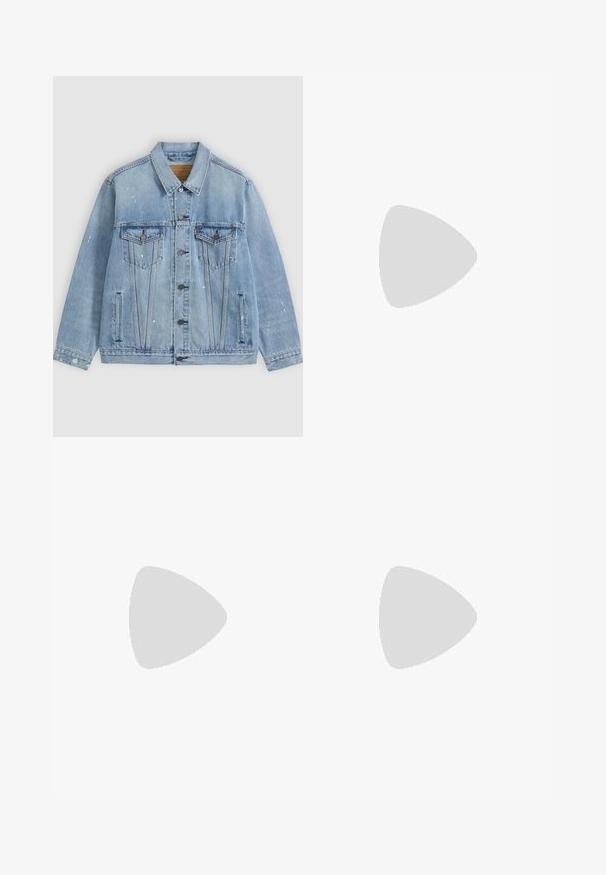 Hellblaue Jeansjacke mit Knopfleiste vorne, zwei Brusttaschen mit Klappen, Seitentaschen und kleinen weißen Farbspritzdetails.; Marineblaue T-Shirts mit weißen und roten horizontalen Streifen und einem kleinen roten Levi's-Logo auf der Brust.; Helle blaue Denim-Jeans mit hoher Taille, weitem Beinschnitt und schrägen Echsenähten. Verfügt über fünf Taschen und einen Knopfverschluss.; Weiße Sneaker mit schwarz- und grau-aczenten, ausgestattet mit einer strukturierten grauen Zehenkappe, schwarzer Gummi-Sohle und flachen weißen Schnürsenkeln. Sauberes Design, minimalistische Stil.