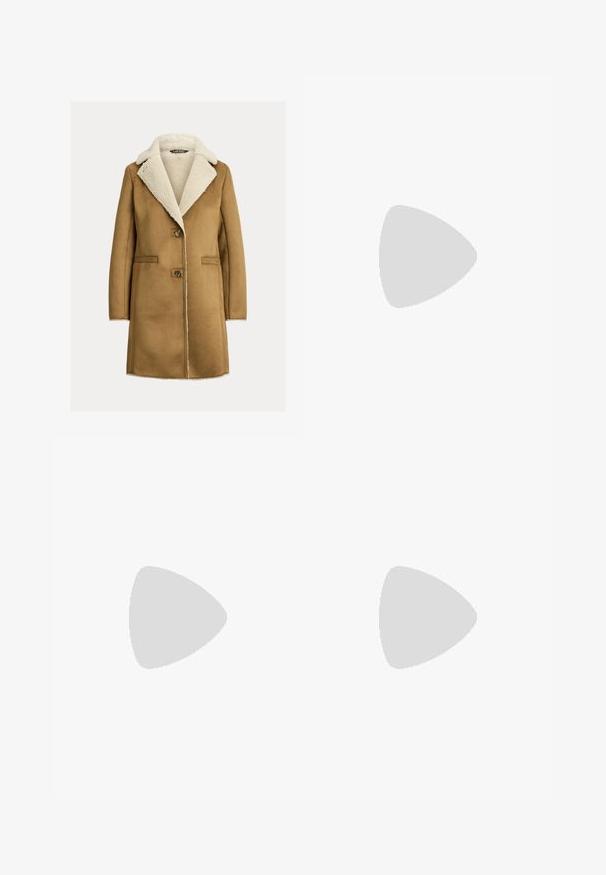 Manteau en mélange de laine marron avec un col en shearling crème moelleux, deux poches avant et deux boutons sur le devant.; Pull col roulé crème en maille torsadée avec manches longues et petit logo bleu marine brodé sur la poitrine gauche.; Pantalon beige à jambes larges en tissu lisse. Dispose d'une fermeture à bouton, de plis à l'avant et d'une coupe décontractée avec une silhouette droite.; Lauren Ralph Lauren MCKAY SUEDE TALL BOOT HEEL - Bottes - camel