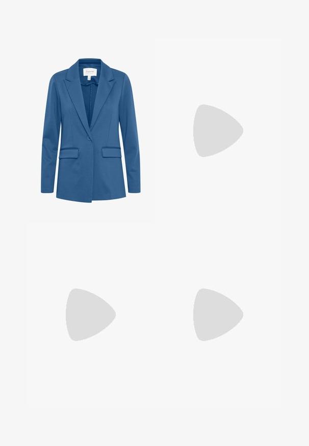Blå blazer med spids slag, enkelt knappelukning, to forlommer og en glat tekstur. Har skræddersyet pasform og lange ærmer.; Ærmeløs ribbet top med horisontale mørkeblå og hvide striber, rund halsudskæring og lille brun etiket nederst på kanten.; Blå joggingbukser lavet af blødt stof, med elastisk talje og snøre, to forlommer og smal bendesign.; Hvid sneaker med perforerede detaljer, lyseblå ruskindsaccenter og en lynlås i siden. Har en tyk hvid sål med en blå stribe.