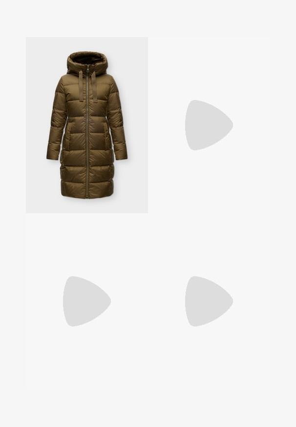 Lang olivengrøn quiltet dunjakke med hætte, frontlynlås og to sidelommer.; Sort turtleneck med lange ærmer. Blødt stof, tætsiddende design, høj krave og sidesøm. Simpel og alsidig stil, der er velegnet til lag-på-lag.; Mørkegrå denim jeans med lige benpasform. Har to baglommer, knaplukning og bæltestropper. Subtil falmningstekstur.; Sorte høj-tops sneakers med læder- og ruskindspaneler, perforerede detaljer, gummisål og guldaccentuer på øjet.