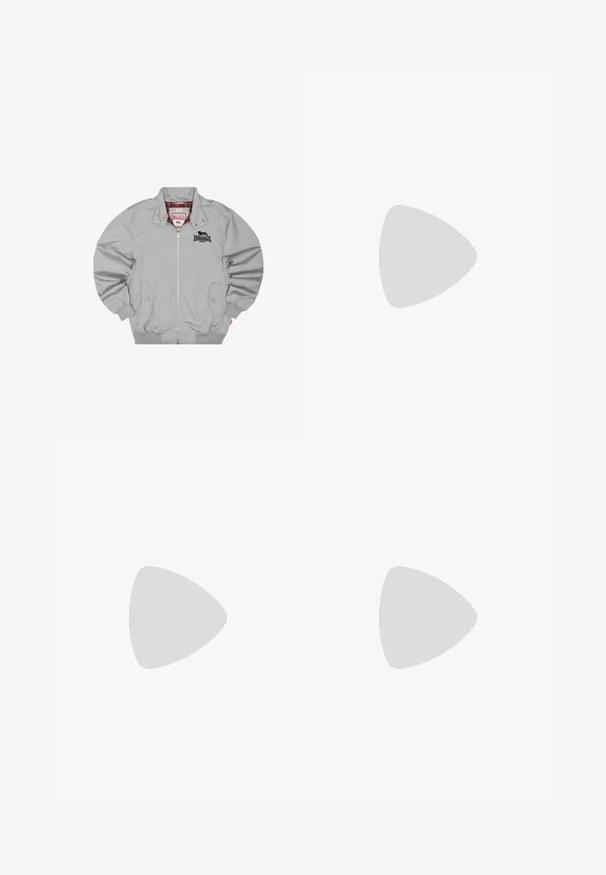 Vaaleanharmaa vetoketjullinen takki, jossa on napilliset läppätaskut, resorireunukset ja helma, Lonsdale London -logo rinnassa ja punainen ruutukuvioinen vuori.; Musta poolopaita, joka on valmistettu puuvillasta, klassisella kauluksella, kahdella napilla ja vasemmassa rinnassa valkoisella painettuna logo.; Vaaleansiniset farkut suoran leikkauksen, viiden taskun suunnittelun, huomaamattoman kulutuksen ja kontrastiväristen ompeleiden kanssa. Napilla ja vetoketjulla suljettavat.; Musta kiiltävä nahkainen loafer-kenkä leijuu beigen maton yllä, taustalla oranssin sävyinen läpikuultava huonekalu.