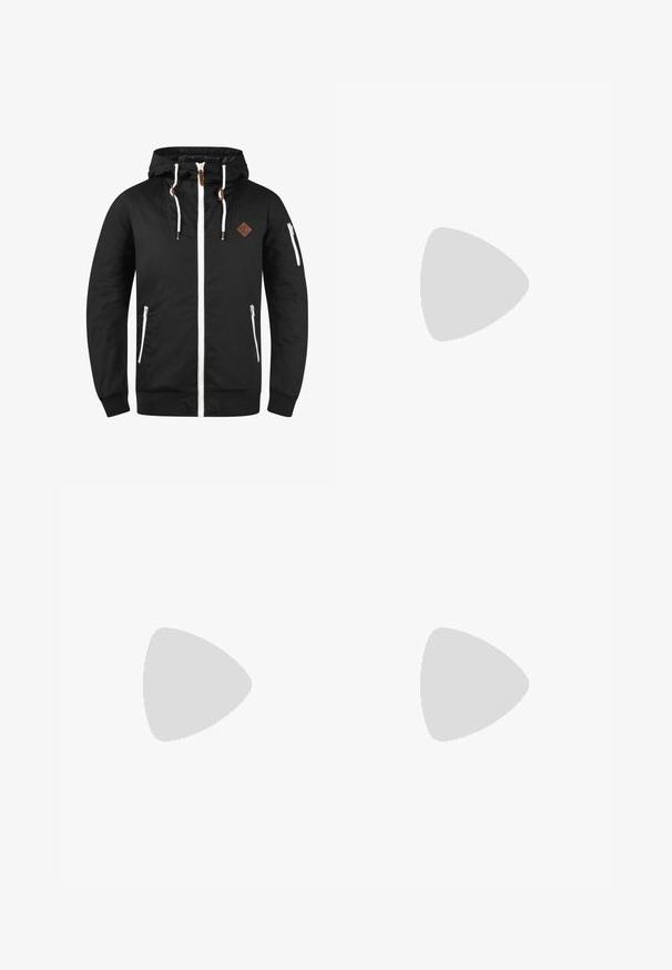 Sort letvægtsjakke med lynlås foran, justerbar hætte, hvide detaljer, sidelommer og et brunt læderlogo. ; Grøn bomulds t-shirt med korte ærmer, præget af et hvidt broderet hvaldesign på brystet og runde halsudskæring.; Grå skræddersyede bukser lavet af struktureret stof, med en standard talje med bæltestropper, lynlåsfront og enkelt knappelukning.; Sorte læder Chelsea støvler med rund tå, elastiske sideskydere og en trækflap. Har en brun gummisål og glat finish.