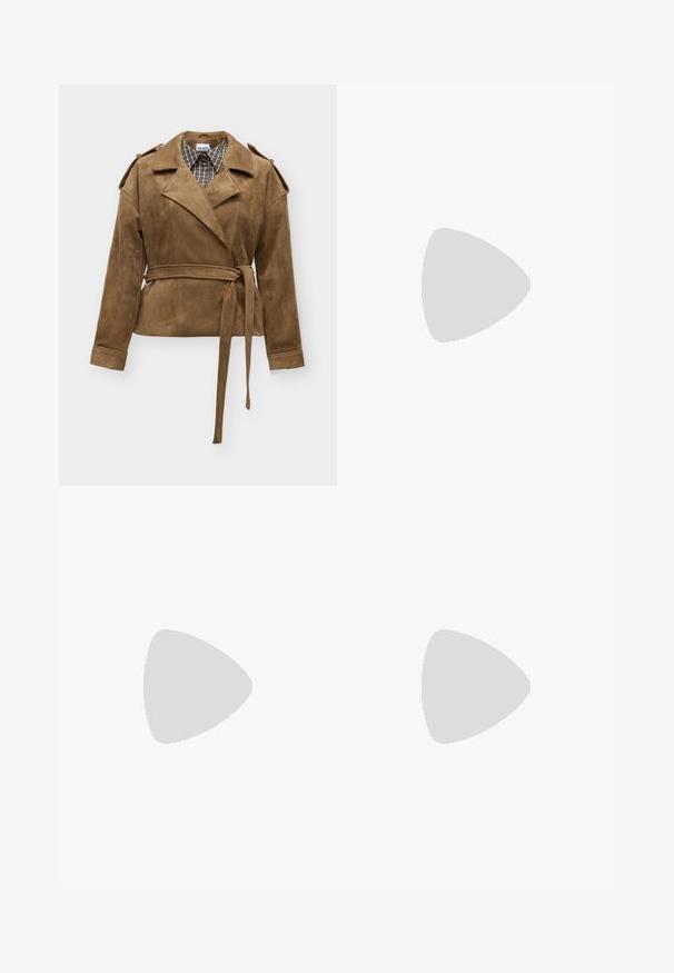 Brun ruskind jakke med bælte, brede slag, skulderstropper og lange ærmer over en brun ternet skjortekrave.; Kremfarvet, langærmet strikket sweater med ribbet linning og rund hals, vist på hvid baggrund.; Beige højtaljede jeans med knap- og lynlåslukning foran, fem lommer og en let flared benåbning mod en ensfarvet baggrund.; Brune knæhøje støvler lavet af glat syntetisk læder, med en kraftig sort platformsål og minimal syning for et elegant design.