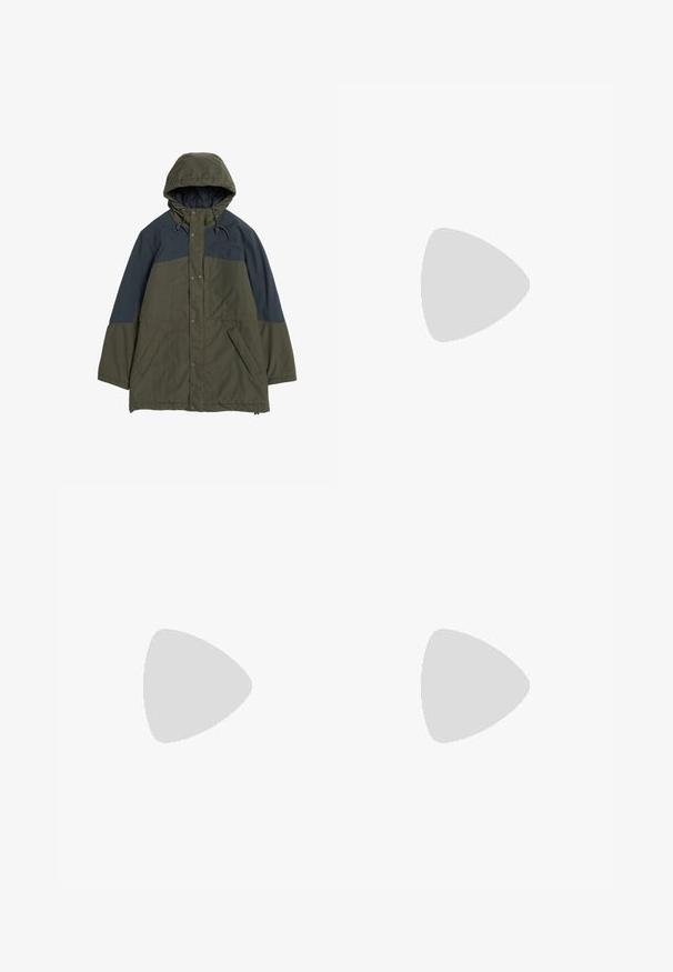 Olivengrøn og mørkegrå hættefrakke i vinterstilen med frontknapper, justerbar hætte og skrå sidelommer, liggende fladt.; Kortærmet T-shirt med rund hals i off-white bomuld. Har en afslappet pasform med glat tekstur og ingen bemærkelsesværdige mønstre eller accenter.; Beige bomuldsbukser med et lige ben design. Har to forlommer og en enkel knaplukning i taljen. Glat tekstur.; Beige sneaker med ruskind og mesh-materialer, polstret krave, flade snørebånd og gummisål. Har et hvidt logo på siden.