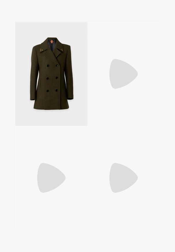Abrigo de lana verde oscuro cruzado con solapas anchas, seis botones negros, bolsillos laterales y pequeños detalles cuadrados dorados en el cuello.; Camisa blanca de manga larga de algodón con cuello mao. Presenta detalles de volantes en capas en los hombros y cierre de botones en la parte delantera.; Pantalones de pierna ancha hechos de suave cuero sintético marrón. Presentan una cintura alta, cuatro bolsillos y una cremallera frontal. Textura lisa y diseño minimalista.; Zapato de tacón alto de cuero negro con punta en forma de pico y una tapa metálica plateada. Presenta un acabado suave y un tacón delgado de 10 cm.