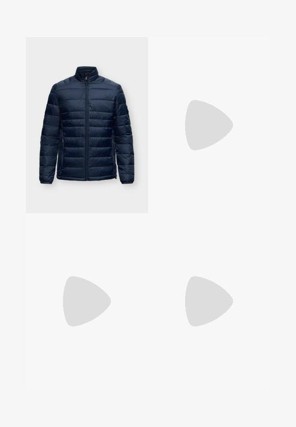 Veste matelassée bleu marine avec fermeture éclair intégrale à l'avant, col montant, manches longues et poches latérales zippées sur fond blanc.; Polo bleu marine à manches courtes avec un col mandarin bleu clair et trois boutons sur la patte de boutonnage.; Jean en denim bleu foncé avec ceinture élastique et cordon noir et blanc, coupe droite, avec poches avant.; Chaussure décontractée à lacets en daim marron avec semelle en caoutchouc plate, vue de côté sur un fond clair uni.