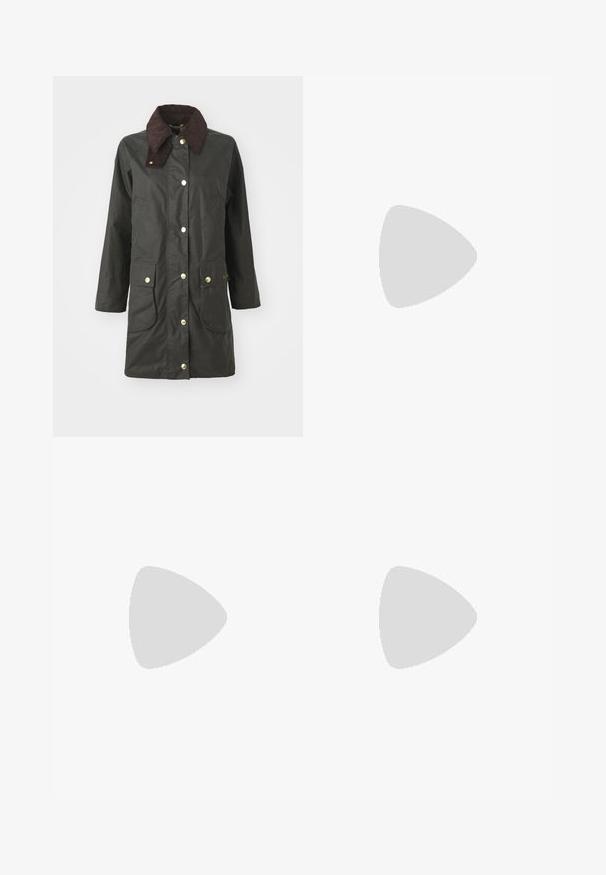 Zwarte waterdichte jas met een bruine corduroy kraag, gouden drukknoopsluitingen, twee voorzakken en een knielange snit.; Zwart coltrui in een gestructureerd kabelbreipatroon. Heeft lange mouwen en een aansluitende snit. Klein logo op de borst.; Beige knielange, recht gesneden broek van gladde stof met zichtbare zijnaden en een eenvoudige tailleband.; Zwarte rubberen regenlaars, met een hoge ontwerp en een gladde matte afwerking. Bevat een dikke zool met ribbels en een logo-accent aan de zijkant.