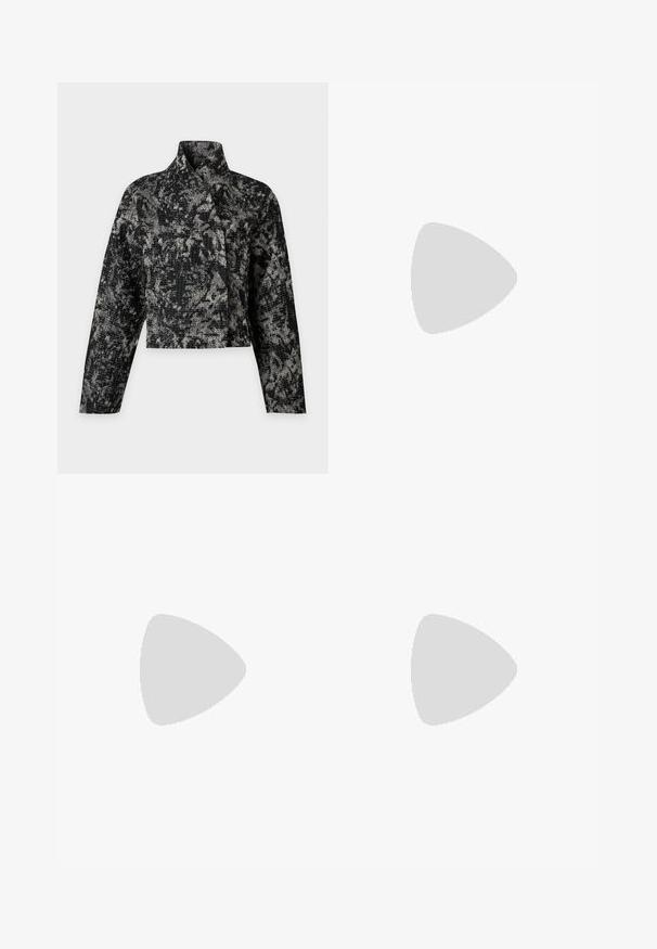 Chaqueta corta texturizada en negro y gris con mangas largas, cuello alto y patrón abstracto, mostrada sobre un fondo gris liso.; Top negro sin mangas ajustado con un escote cuadrado amplio y tela lisa, mostrado sobre un fondo claro y sencillo.; Pantalones de pierna ancha negros, confeccionados en un material ligero, que presentan patrones texturizados en los laterales y aberturas con cremallera en los dobladillos.; Filippa K REY FLATS - Bailarinas - bright red