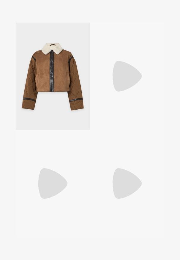 Brun cropped jakke med quiltede ærmer, sort knappanel og hvid imiteret pelskrave på ensfarvet baggrund.; CLOSED CREW NECK MINI DRESS - Strikkjoler - black;  Sorte læderknæstøvler med lav hæl og rund tå, der viser syninger langs skaftet og vampen.; Beige shearling skuldertaske med et buet håndtag og en afrundet form. Teksturen er blød og fyldig, med minimale hardware-details.