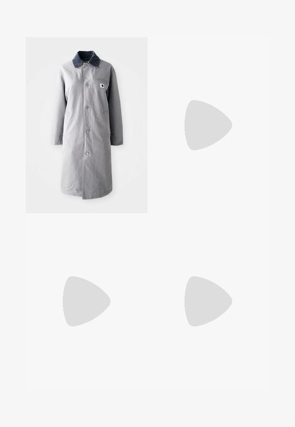 Abrigo largo gris hecho de tela resistente con un collar de pana, botones frontales, dos bolsillos laterales y un bolsillo en el pecho con un parche de logo.; Camiseta de manga larga gris hecha de algodón, con cuello redondo y puños elásticos, que cuenta con un pequeño logo cuadrado en el pecho.; Jeans anchos de tiro alto en negro, con bolsillos frontales y cierre de botón, exhibidos sobre un fondo blanco liso.; Zapatilla de cuero negro con acabado texturizado, punta redonda y suela de plataforma gruesa. Presenta costuras de acento amarillas y logotipo de la marca en el lateral.