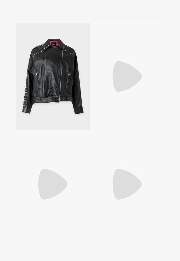 Sort læder bikerjakke med sølvnitter på kraven og ærmerne, asymmetrisk frontlynlås, to lynlåslommer og et bælte ved taljen.; Sort langærmet cropped top i et let, gennemsigtigt stof. Har en rund halsudskæring og en asymmetrisk kant med en let tekstur.; Sort lædernederdel i miniformat med fem horisontale spænder på højre side, fladt lagt på hvid baggrund.; Høj sort læder militærstøvle med kraftig sål, tre justerbare spænder og snørebånd foran på en ensfarvet baggrund.