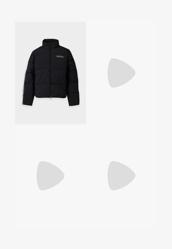 Schwarze gesteppte Jacke mit Frontreißverschluss, hohem Kragen und Logo-Patch auf der Brust mit gemusterten Streifen an den Ärmeln.; Schwarzer Langarm-Pullover mit kurzem Frontreißverschluss, gerippten Bündchen und EA7 Emporio Armani Logo auf der linken Brust und am Kragenetikett.; Schwarze Sweatpants mit lockerer Passform, die an den Seiten über aufwendige, spiralförmige Nähmuster verfügen und einen elastischen Bund mit Kordelzug haben.; Schwarze Lederloafers mit runder Zehenpartie, weißen Akzenten und goldenen Beschlägen auf dem Vorderblatt. Verfügt über ein strukturiertes Patch und einen gestapelten Absatz.