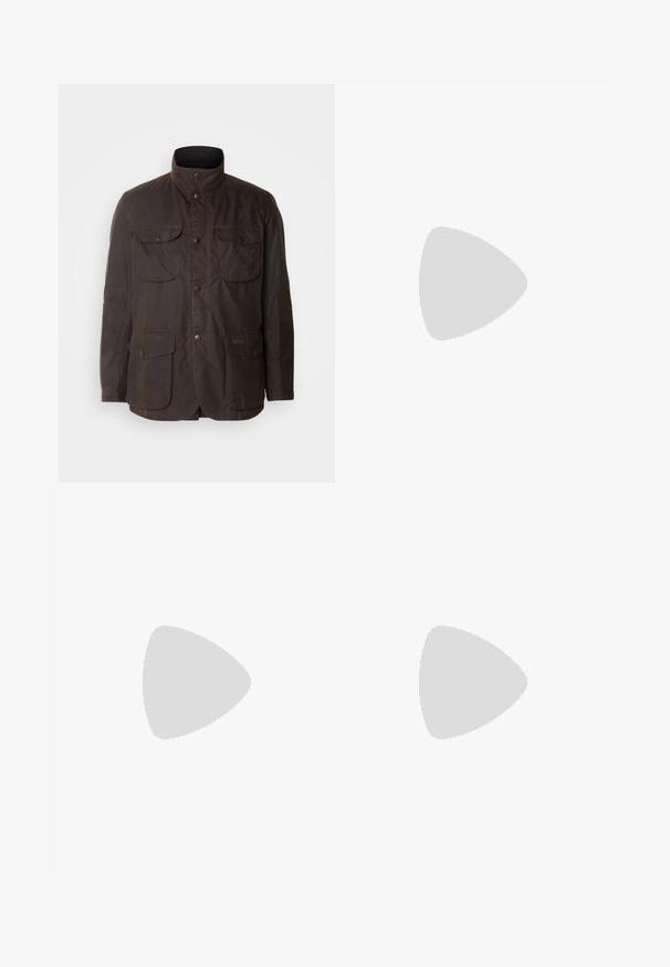 Barbour OGSTON JACKET - Übergangsjacke - rustic/classic; Helles blaues Leinenhemd mit langen Ärmeln, spitzem Kragen und einer Brusttasche. Verfügt über eine leicht strukturierte Oberfläche und Knopfverschluss.; Braune Cordhosen mit einem weit geschnittenen Design, das eine vertikale Rippstruktur, einen Knopfverschluss und standardmäßige Gürtelschlaufen aufweist.; Braunleder- und Stoff-Herrenstiefel mit Knöchelhöhe, Schnürung, Nähdetails, flachem Absatz und Markenlogo an der Seite.