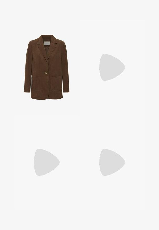 Blazer en velours côtelé marron avec un col cranté, un seul bouton, deux poches avant et une doublure intérieure lisse. Tissu texturé avec des côtes verticales.; Pull en laine d'agneau marron clair avec un motif de chien en marron foncé, blanc et orange. Col et poignets côtelés avec un détail accentué en rouge.; Pantalon large en velours côtelé jaune moutarde avec poches avant, passants de ceinture et fermeture par bouton métal, posé à plat sur un fond blanc.; Mocassins en cuir marron avec un bout surélevé, une sangle décorative et une semelle en caoutchouc noir texturé avec un profil prononcé.