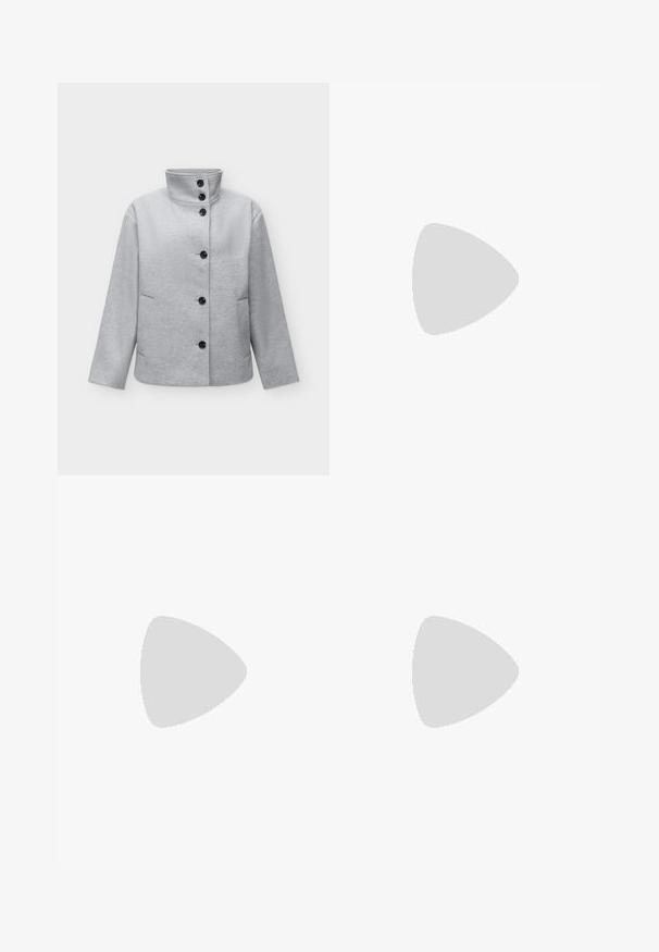 Veste en laine gris clair avec six boutons noirs, col montant, manches longues et deux poches latérales.; Pull tricoté gris clair à manches longues et col rond, présenté sur un fond blanc uni.; Jean flare taille haute noir avec poches avant, passants de ceinture, fermeture par boutons et effet délavé.; Botte en cuir noire montant jusqu'au genou, avec un bout pointu et un petit talon bas, présentée sur un fond clair uni.