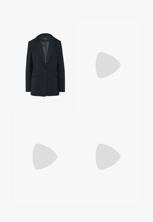 Zwarte blazer met een geconstrueerde revers, enkele knoopsluiting, twee voorzakken en een zachte textuur. Minimalistisch ontwerp met een getailleerde pasvorm.; Donkergrijze lange mouwen jurk met een hoge halslijn, voorzien van een gedraaide voorkant en een soepele stoftextuur. Geen zichtbare sluitingen.; Zwarte leren Chelsea-boot met elastische zijpanelen, een gladde afwerking, ronde neus en een trekloop aan de hiel. Kenmerkt zich door subtiele branding.; Zwarte leren tote bag met twee lange hengsels en een subtiel logo, gecentreerd vlak bij de bovenkant.