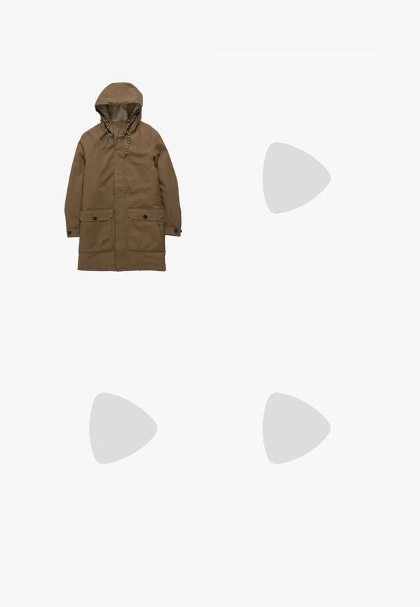 Hnedá dlhá parka s kapucňou, z fleece podšívkou, s kapucňou na sťahovaciu šnúrku, gombíkovými vreckami na klopu a gombíkovými manžetami na jednoduchom pozadí.; Námornícka modrá polo tričko vyrobené z bavlny, s trojbuttonovým zapínaním, krátkymi rukávmi a malým logom na hrudi. Jednoduchý dizajn.; Čierne rifle s rovným strihom, predným zapínaním na gombík a zips, predné a zadné vrecká, zobrazené na bielom pozadí.; Čierne kožené chelsea čižmy s elastickými bočnými panelmi, uškami na ťahanie, zaoblenou špičkou a textúrovanou gumovou podrážkou. Hladký povrch a pevná konštrukcia.