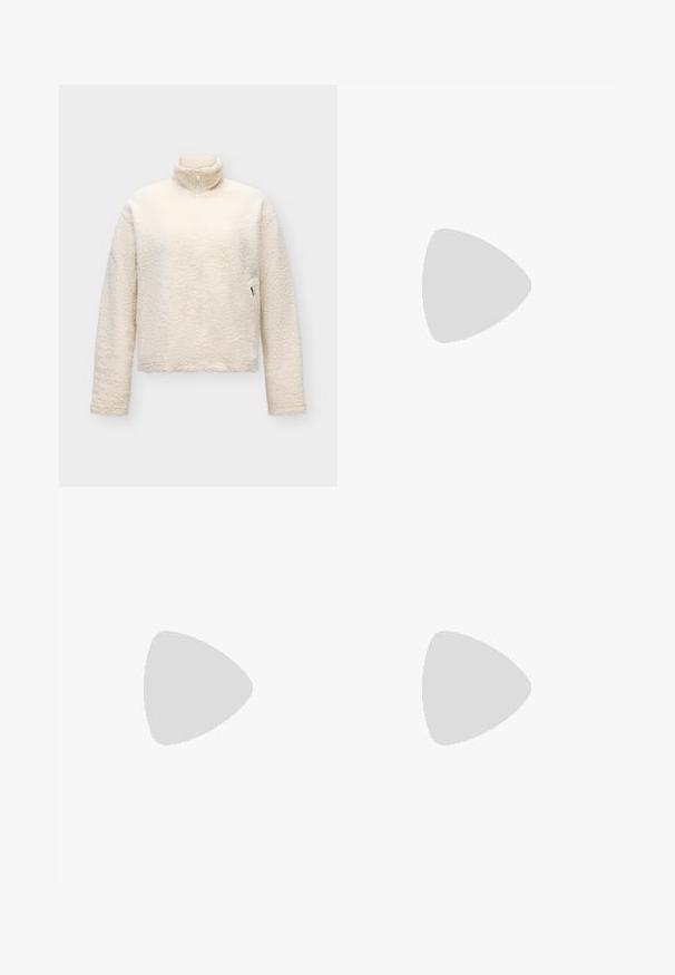 Chaqueta de forro polar color crema, de manga larga, cuello alto, con cremallera frontal y tejido suave y texturizado.; Camiseta de manga larga gris claro hecha de algodón suave. Presenta un corte holgado, cuello redondo y puños ligeramente fruncidos. Sin patrones ni gráficos.; Vaqueros de mezclilla azul oscuro de pierna ancha con botón frontal, cremallera y estilo de cinco bolsillos sobre un fondo claro liso.; Zapatilla Adidas Samba blanca y marrón con tres franjas marrones, cordones y suela texturizada mostrada de lado sobre un fondo liso.