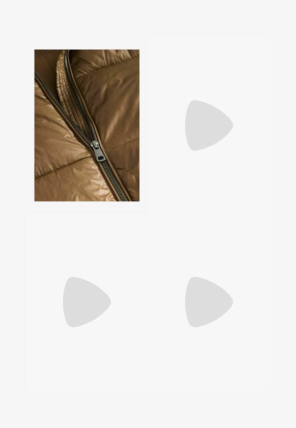 Hnedá puffová bunda s viditeľným zipsom a prešívanou textúrou. Tkanina sa zdá byť hladká s jemným leskom. Zips má strieborné kovanie.; Dlhý rukáv top v svetlej béžovej farbe s gradientným modrým dizajnom. Hladká textúra s okrúhlym výstrihom a rovnými okrajmi.; Modré denimové rifle s vysokým pásom a širokými nohavicami, prednými záhybmi, zapínaním na gombíky a zipsom, bočnými vreckami, rozložené na bielom pozadí.; Hnedá členková čižma z brúseného semišu, so špicatou špičkou, elastickými bočnými panelmi a blokovým opätkom. Na zadnej strane má pútko pre jednoduché obúvanie.