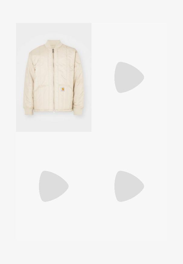 Lichtbeige bomberjack met een ritssluiting aan de voorkant, ribbelkraag en -manchetten, twee zakken en verticale stikpatronen. Carhartt-logo op de zak.; Donkergrijze t-shirt met korte mouwen en het logo "Dickies." in het wit op de linkerkant van de borst, ronde hals en een relaxed fit.; Khaki wijde broek van katoenmixstof, met een enkele knoopsluiting en zichtbare zijzakken. Soepele textuur, kreukdetail.; Beige en witte Nike hardloopschoen met mesh panelen en zwarte Swoosh, zwevend boven een betonnen richel met wazige trappen op de achtergrond.