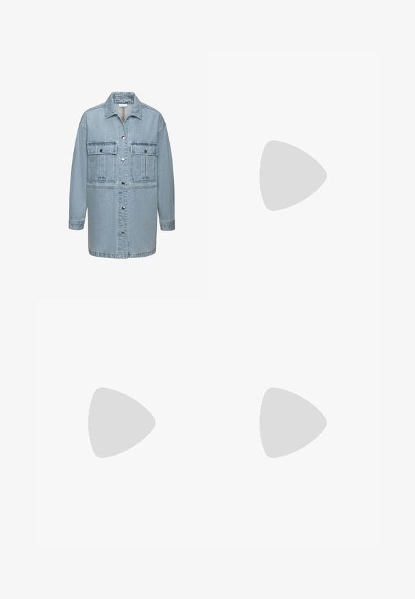 Lichtblauwe spijkerjas met een puntige kraag, lange mouwen, twee borstzakken en drukknoopsluiting. Geweven stof met subtiele vervagingen.; Roze T-shirt met korte mouwen en verticale uitsnijdingen, met een paardenafbeelding en de tekst "MISHA POPOVA" en "DESIGUAL."; Wijd-uitlopende denim broek in donkerblauw, met een trekkoord in de taille en subtiele stikdetails. Materiaal heeft een gladde, licht gestructureerde afwerking.; Bruine rubberen teenslipper met gestructureerde zool en merkgebonden V-vormige bandjes op een effen lichte achtergrond.