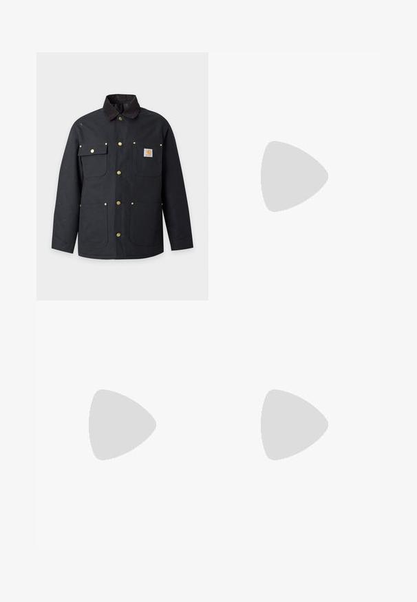 Schwarze Jacke mit Knöpfen, vier Fronttaschen, braunem Kragen, Messing-Druckknöpfen und kleinem Carhartt-Logo-Patch auf der oberen rechten Tasche.; Himmelblaues langärmliges Button-up-Hemd mit spitzem Kragen, einem einzelnen Brustlogo und abgerundetem Saum. Hergestellt aus glattem Gewebe mit schlichter Textur.; Braune Baumwoll-Arbeitshosen mit geradem Bein, die über Vordertaschen und Metallakzente für zusätzliche Strapazierfähigkeit verfügen.; Brauner Leder-Stiefel mit Schnürung vorne und robuster Sohle, geeignet für Freizeit- oder Outdoor-Einsätze.