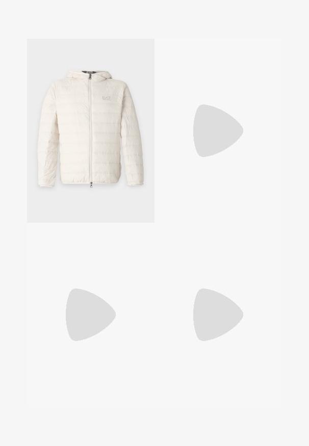 EA7 Emporio Armani TRAIN CORE - Chaqueta de plumas - whitecap gray; Sudadera blanca con capucha, hecha de un tejido suave, que cuenta con un bolsillo frontal y un logo impreso en verde oscuro. Mangas largas con puños de canalé.; Pantalones de chándal beige claro hechos de una tela suave, con un diseño ajustado, cinturilla elástica y puños en los tobillos. Sin patrones ni acentos visibles.; Zapatilla blanca de corte bajo con pestaña en el talón gris, cordones blancos y suela texturizada, presentada sobre un fondo claro y liso.