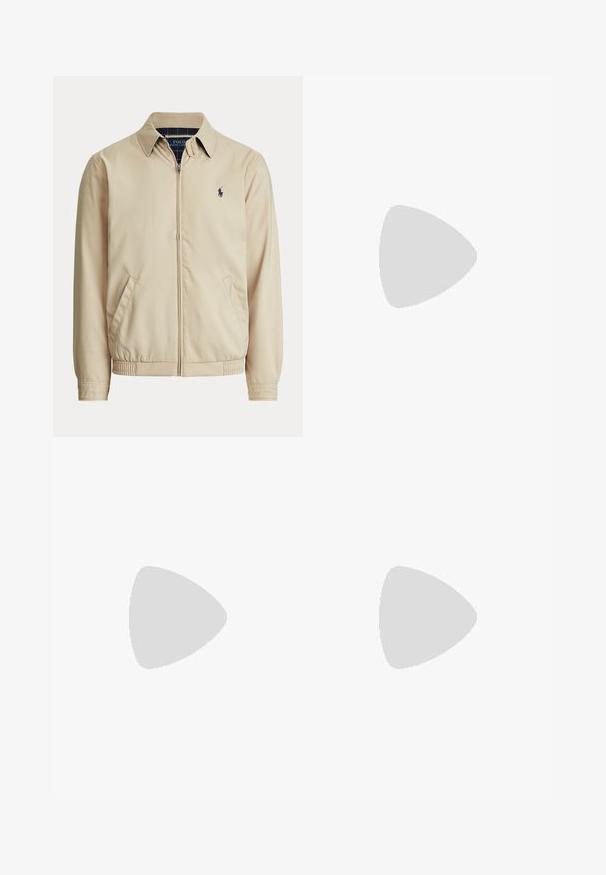 Beige Jacke mit Reißverschluss, Kragen, Seitentaschen, elastischem Bund und kleinem dunklen Polo Ralph Lauren Logo auf der linken Brust.; Beige Pullover mit Reißverschluss aus strukturiertem Strickstoff, mit gerippten Bündchen und Saum; verfügt über ein kleines Logo auf der Brust.; Dunkelblaue Slim-Fit-Jeans mit fünf Taschen, Knopfverschluss und Kontrastnähten, flach auf hellem Hintergrund ausgelegt.; Weißer Leder-Sneaker mit niedrigem Schnitt, weißen Schnürsenkeln und einem goldfarbenen Polo Ralph Lauren-Logo an der Seite sowie "Polo" auf der Sohle geprägt.