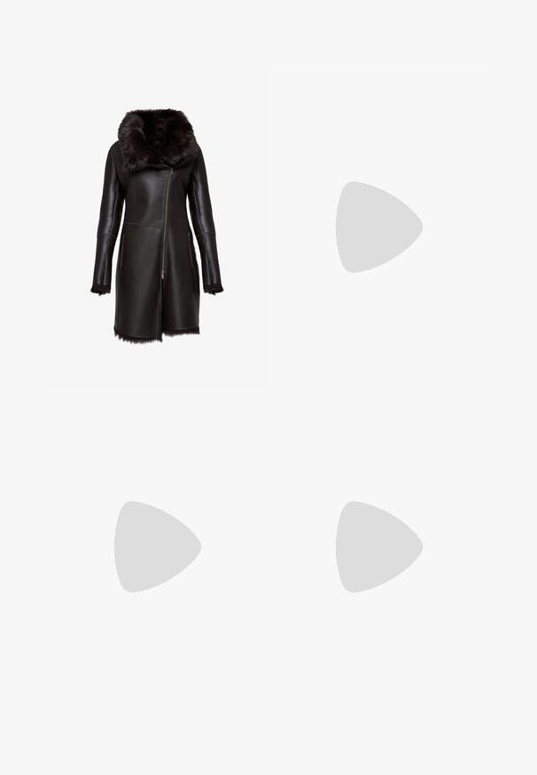 Sort læderjakke med en faux fur krave og manchetter, der har en frontlynlås og sidelommer. Glat tekstur og tætsiddende design.; Mørkebrun langærmet t-shirt med rund hals og indsnøring ved taljen, vist fladt på hvid baggrund.; Blå denim jeans med høj talje, slim fit, forlommer, lynlås og kontrasterende syninger. Struktureret design med en glat overflade.; Sølvmetallic Adidas Spezial-sneaker med hvide striber og gummisål, vist fra venstre side på en ensartet hvid baggrund.