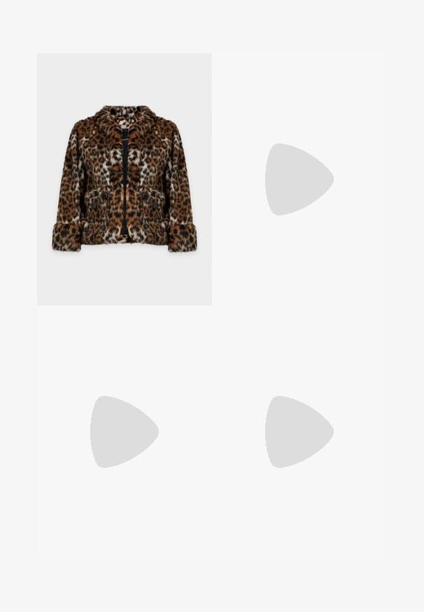 Leopardenmuster-Jacke aus Kunstpelz mit umgeschlagenen Bündchen, zwei vorderen Taschen mit Knöpfen und einem vorderen Reißverschluss vor einfarbigem Hintergrund.; Weißes Kurzarm-T-Shirt mit einem kleinen, gestickten Design zweier spiegelbildlicher Tigerköpfe, die auf der oberen linken Brust einen Kreis bilden.; Hochtaillierte, gerade geschnittene Hose mit Leopardenmuster, ausgestattet mit vorderen Taschen und einem Knopfverschluss.; Schwarzer Leder-Pumps mit hohen Absätzen und spitzem Zehenbereich; verfügt über einen metallisch goldenen Akzent auf der Zehenkappe. Glatte Oberfläche mit einem eleganten Design.