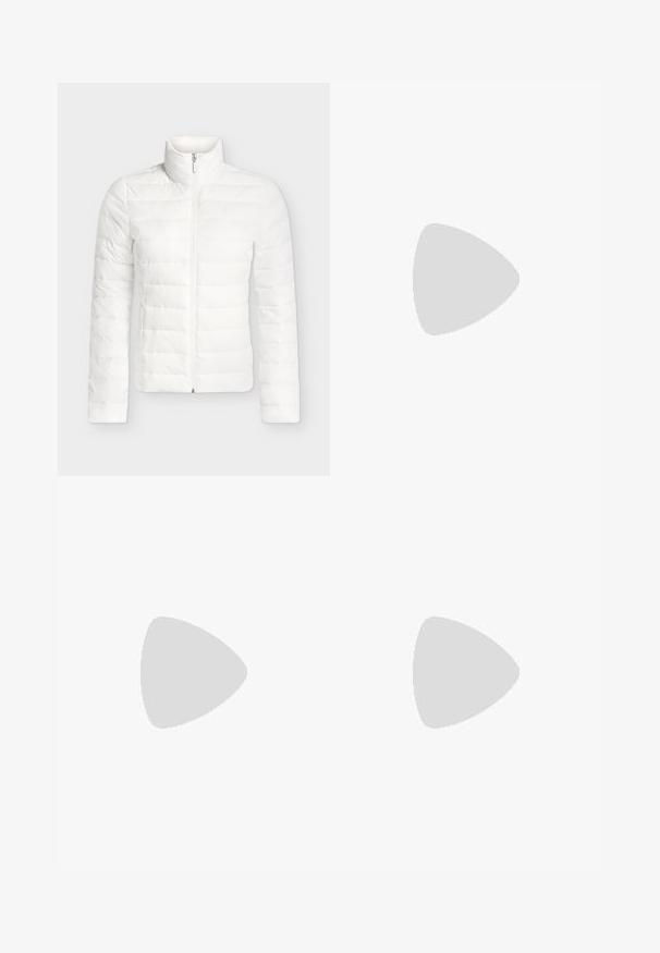 Witte doorgestikte lichte jas met volledige voorrits, opstaande kraag, lange mouwen en met rits afgesloten zijzakken.; Wit T-shirt met korte mouwen met marineblauwe kraag en mouwranden, met een klein rechthoekig geborduurd logo op de borst.; Donkerblauwe spijkerbroek met een uitlopende pijp, met subtiele vervaging en verweerde details in de dij- en kniegebieten.; Witte sneakers met een suède afwerking, rubberen gumzool en gestikte details. Voorzien van vetersluiting en een klein logo aan de zijkant.