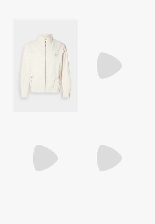 Weiße leichte Jacke mit hohem Kragen, Frontreißverschluss, zwei Seitentaschen und elastischen Bündchen. Mit einem Logo auf der linken Brust.; Weißes Baumwoll-T-Shirt mit kurzen Ärmeln, ausgestattet mit einem schwarzen "BOSS"-Logo, das mittig auf der Brust platziert ist, und einem runden Halsausschnitt.; Beige Hose mit schmalem Schnitt, mit einer Knopfverschlus, flacher Vorderseite und geradem Beinansatz, aus glattem Baumwoll-Mischgewebe.; Weißes Leder-Sneaker mit abgerundetem Zehenbereich, minimalistisches Design, graue Schnürsenkel und einer strukturierten grauen Gummisohle. Dezente Nähte sichtbar.