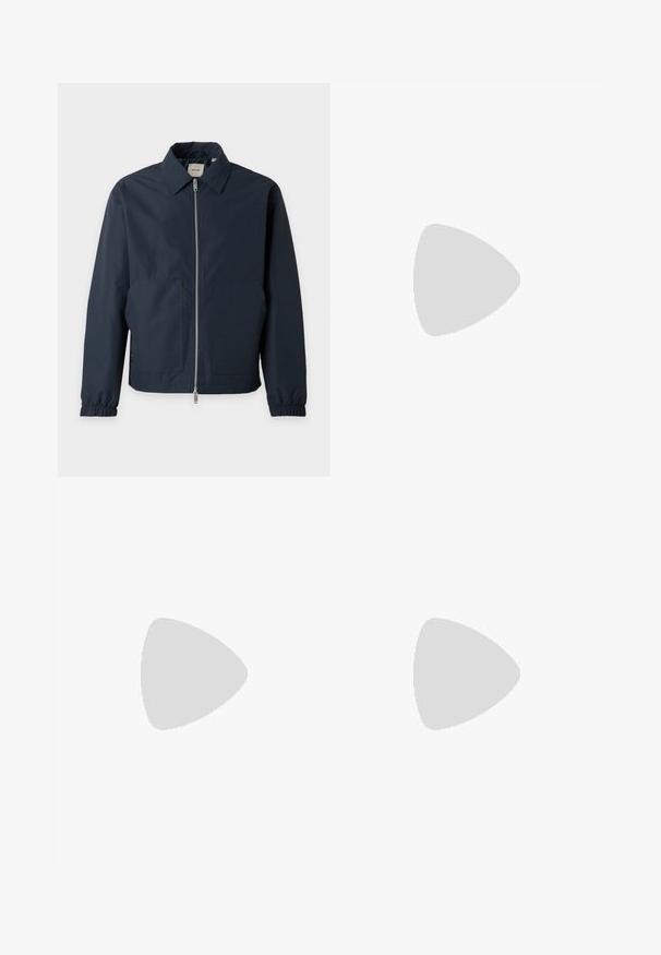 Veste légère bleu marine avec fermeture éclair à l'avant, col pointu, poignets élastiques et deux grandes poches avant.; Pull gris clair en maille douce, avec un col rond, des manches longues et des poignets et ourlet côtelés. Design simple et sans ornement.; Chinos kaki en mélange de coton, avec une coupe droite, une taille standard avec fermeture à bouton et des poches latérales.; Baskets blanches basses à lacets sur l’avant et semelle épaisse, vues de côté sur un fond neutre.