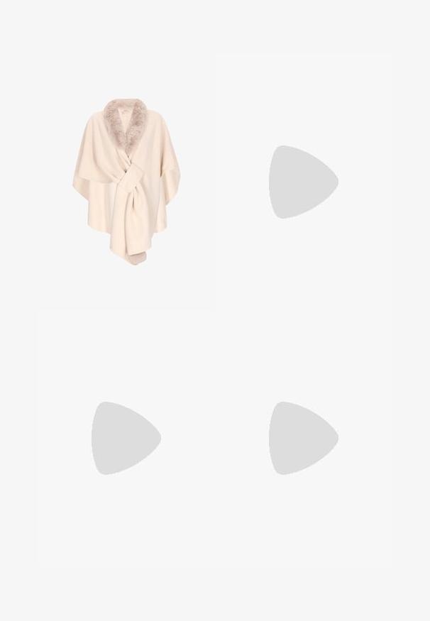 Beige omslag met een brede kraag gevoerd met zacht nepbont. Het ontwerp heeft een losse pasvorm, gekruiste voorkant en een knoopdetail in de taille.; Glanzende rosegoud jurk met een aansluitende silhouet, off-the-shoulder ontwerp, keyhole uitsnijding en een zijsplit. Sprankelend van structuur door de hele stof.; Beige slingback hoge hak schoen met een spitse neus, voorzien van een gaasontwerp versierd met metalen studs en een slanke hak.; Avond clutch in goudkleur met een gouden kettingriem en rijen fonkelende strasversieringen.
