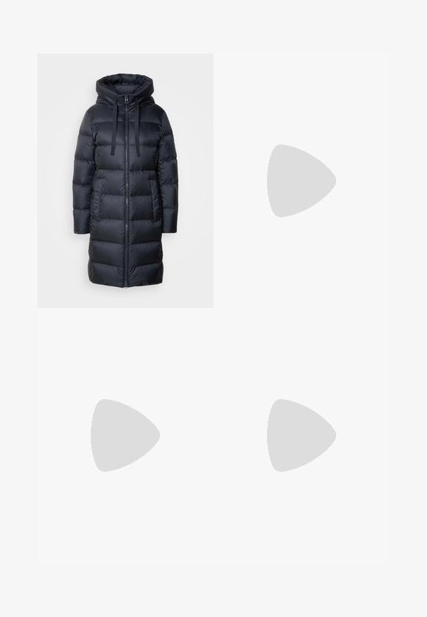 Marc O'Polo Daunenmantel - navy; Weißes Langarmhemd aus geripptem Stoff mit Rundhalsausschnitt und taillierter Form. Keine Muster oder Akzente sind vorhanden.; Hellblaue, hoch-taillierte, schmale Jeans mit vorderen und hinteren Taschen, Knopfverschluss und Gürtelschlaufen auf weißem Hintergrund.; Weiße Sneaker aus Leder mit grauen V-Logo-Akzenten, strukturiertem Gummiabsatz, weißen Schnürsenkeln sowie gepolstertem Zungen- und Knöchelbereich.