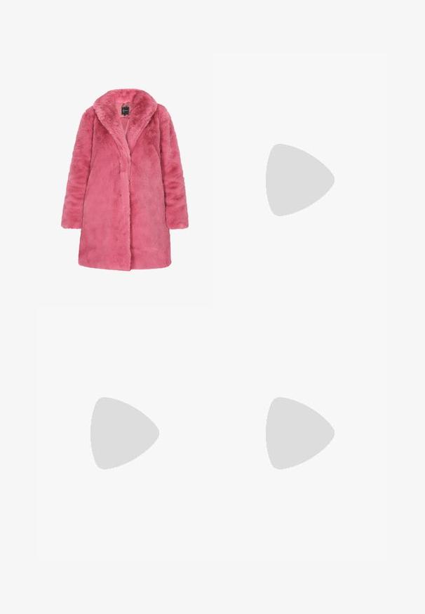 Roze faux fur jas met een sjawlkragen en lange mouwen. Kenmerkt zich door een zachte textuur en een open voorkant ontwerp. Ideaal voor casual gebruik.; Roze geplooide jurk met korte fladdermouwen, versierd met zilveren stippen en een elastische taille voor een ontspannen pasvorm.; LAMODA FORGET ME PLATFORM - Hoge hakken - fuchsia; Roze sprankelende handtas met een opvallend vlinderontwerp en strassteentjes, rechthoekige vorm en een platte handvat.