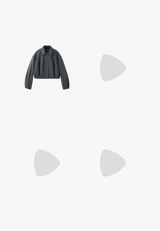 Veste courte gris foncé avec manches longues, large col et fermeture avant cachée, en tissu texturé.; Chemise blanche à manches courtes avec fines rayures noires horizontales et un col rond noir.; Shorts cintrés couleur crème taille haute avec passants de ceinture, plis devant et poches latérales, présentés sur fond blanc.; Mocassin penny en cuir noir avec talon bas et détails cousus, présenté de côté sur un fond blanc.