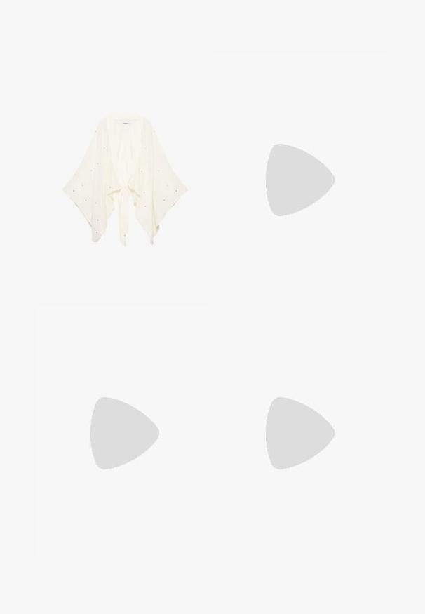 Hvid flydende cardigan i kimono-stil med brede ærmer, bindebånd foran og små spredte pynt på stoffet.; Sort satin uden ærmer kjole med høj krave, glat tekstur og en lige, ankellang silhuet. Minimalistisk design uden udsmykninger.; Sølvfarvet sandal med hæl, der har et bredt design med metallic finish og rhinstenaccenter, en kraftig blokhæl og en justerbar ankelrem.; Lille rektangulær mørkegrå clutch pyntet med klare rhinsten i et strålende mønster og en sølvkæde som strop.