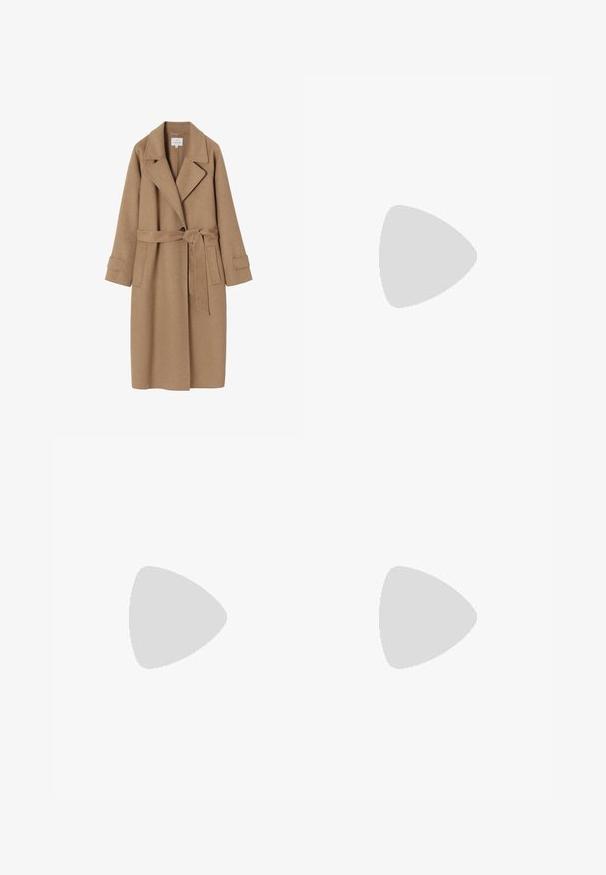 Beige uldblandings trenchcoat med spids krave, bælte i taljen, sidelommer og opsmøgede ærmer. Glat tekstur og minimalistiske designdetaljer.; Brun ribstrikket sweater med høj hals og lange ærmer. Teksturen er blød med ensartede lodrette striber over hele.; Rustfarvede bukser med vidde, lavet af ribbet stof med elastisk talje, der har en glat tekstur og en afslappet pasform.; Brun mokkasinsko i ruskind med kraftig sort sål med mønster, snøredetaljer og præget logo på siden, vist fra ydersiden.