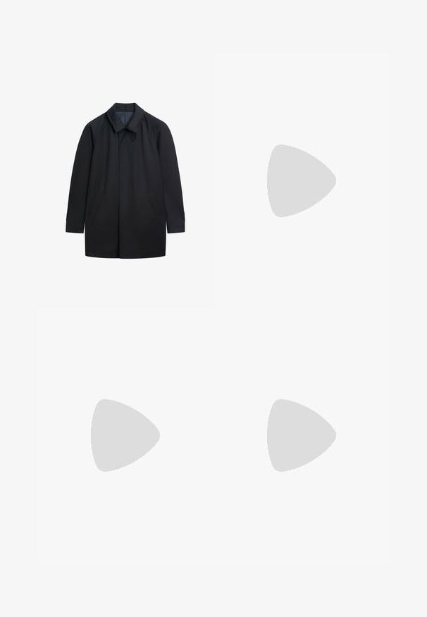Schwarzer, einreihiger Herrenmantel mit spitzem Kragen, zwei Seitentaschen, langen Ärmeln und verdeckten vorderen Knöpfen auf weißem Hintergrund.; Schlichtes weißes T-Shirt mit kurzen Ärmeln und Rundhalsausschnitt, mit einem kleinen schwarzen Etikett am Halsausschnitt vor weißem Hintergrund.; Graue, weite Hosen aus glattem Stoff, mit einem Knopfverschluss und zwei seitlichen Taschen. Einfaches, klares Design ohne sichtbare Muster.; Schwarzer Leder-Slipper mit dicker Gummisohle und klassischem Penny-Detail an der Riemen, von der Außenseite gezeigt.