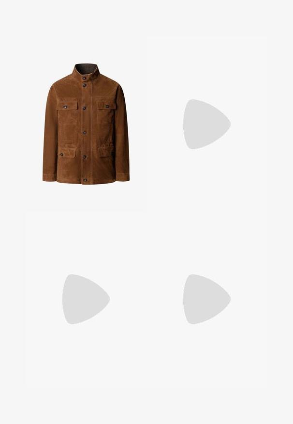 Chaqueta de ante marrón con cuello de pie, cierre frontal con botones y cuatro bolsillos con solapa y botón, mostrada desde el frente sobre fondo blanco.; Camisa azul de chambray de manga larga con botones al frente y dos bolsillos en el pecho, desplegada sobre un fondo blanco.; Pantalones de pana en color óxido, con corte recto, bolsillos delanteros y cierre de botón en la cintura. Patrón de superficie texturizada.; Botas Chelsea de cuero marrón con puntera redondeada, paneles laterales elásticos y una pequeña tira de agarre; acabado texturizado y sutiles detalles de costura.