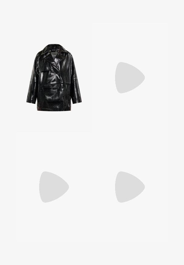 faina Lederjacke - schwarz; Metallic bronze Midi-Kleid mit dünnen schwarzen Trägern und kleinem Ausschnitt vorne unter der Brust aus strukturiertem Stoff.; Schwarze Sandalen mit hohen Absätzen und glattem Leder-Obermaterial, offene Zehenpartie und einem Design mit einem einzigen Riemen, verziert mit einer goldenen Schnalle.; Schwarze Lederbörse mit schlankem Design, ausgestattet mit einem silbernen Kettenriemen, strukturierten Oberflächen und eingeprägtem Markenlogo.