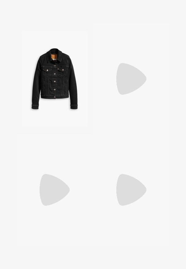 Veste en denim noir avec deux poches poitrine à l'avant, fermetures à boutons argentés et col classique. Texture lisse avec des détails de couture contrastants.; T-shirt gris clair à manches courtes et côtes fines, col rond, avec petit logo noir "Pepe Jeans" sur la poitrine gauche.; Jeans noirs taille haute à jambes droites avec cinq poches et rivets en cuivre, posés à plat sur un fond gris clair.; Bottine en cuir noir avec un petit talon, couture décorative et bout pointu, positionnée debout sur une surface pavée à côté d’un mur carrelé.