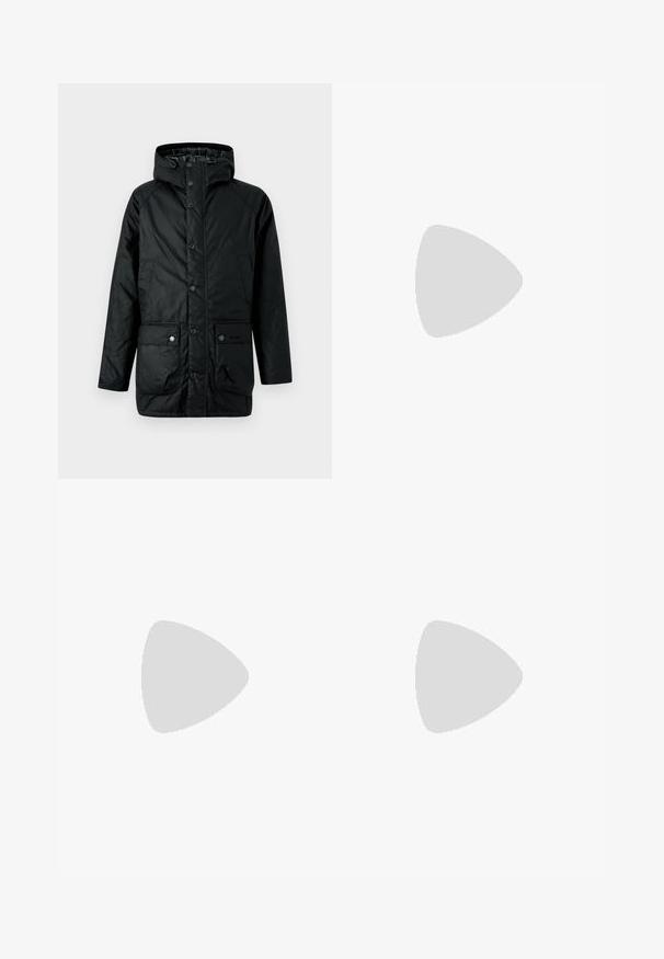 Zwarte capuchon parka met drukknoopsluiting, twee voorzakken en een gewatteerd interieurpatroon. Het materiaal heeft een gladde textuur.; Zwarte pullover met kwartritssluiting, gemaakt van zachte gebreide stof. Voorzien van een geribde kraag, manchetten en zoom, met een klein logo op de borst.; Lichtblauwe denim jeans met een rechte snit en een lichte flare. Beschikt over vijf zakken, een knoopsluiting en subtiele wassingdetails.; Zwarte leren enkellaars met een gestructureerde zool, elastische zijpanelen en een trekriempje op een lichtgrijze achtergrond.