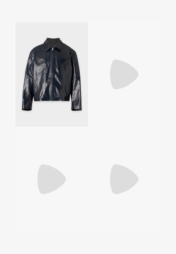 Veste en cuir noire brillante avec fermeture éclair frontale, col et deux poches latérales verticales, présentée à plat sur un fond clair.; Chemise blanche à manches longues avec col et poche poitrine, présentée de face sur un fond blanc.; Pantalon droit en simili-cuir noir avec poches avant, passants de ceinture et fermeture par bouton et zip.; Botte de cheville en cuir noir avec bout rond, panneaux latéraux élastiques et dos texturé. Elle dispose d'une semelle en caoutchouc plate et d'une languette de traction.