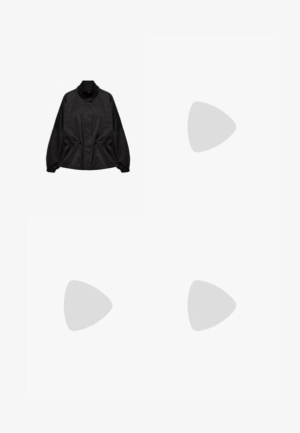 Veste légère noire avec col montant, poignets élastiques, fermeture avant dissimulée et détail froncé à la taille, présentée sur fond blanc.; T-shirt blanc à manches courtes en coton lisse. Doté d'un col rond et d'une coupe droite, sans motifs ni ornements.; Jean noir taille haute à jambes larges avec poches avant, passants de ceinture et fermeture par bouton, présenté à plat sur fond blanc.; Baskets noires avec des accents argentés étincelants et trois bandes blanches. Comprend un design bas, une tige texturée et une semelle en caoutchouc marron.