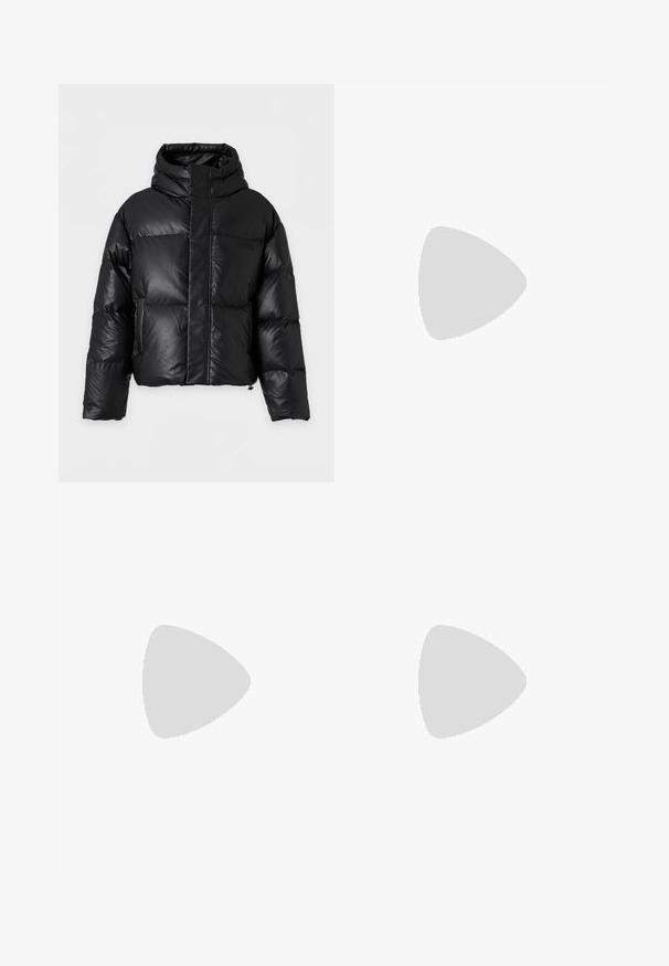 Chaqueta acolchada negra con cuello alto, mangas largas y cremallera frontal oculta por una solapa ancha, presentada sobre un fondo liso.; Camiseta de manga larga negra hecha de algodón, con un logo blanco en el pecho. Cuello redondo clásico y puños acanalados.; Jeans de carpintero de mezclilla azul claro con múltiples bolsillos, cierre de botón frontal y cremallera, y detalle desgastado en el muslo derecho.; Zapatillas altas en blanco y negro con un detalle de cordón negro texturizado, material de cuero y sintético, con un logo en el lado.